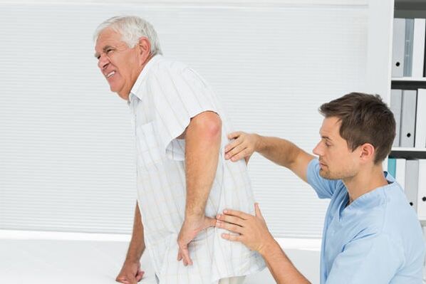 Pacient vârstnic cu dureri de spate la medic