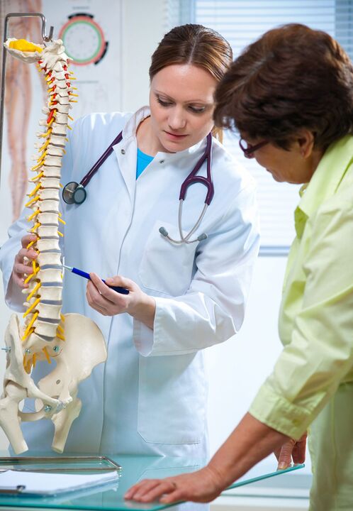 medicul arată osteocondroza coloanei vertebrale pe o machetă