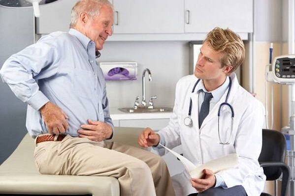 Consultație cu un medic în artrită de șold